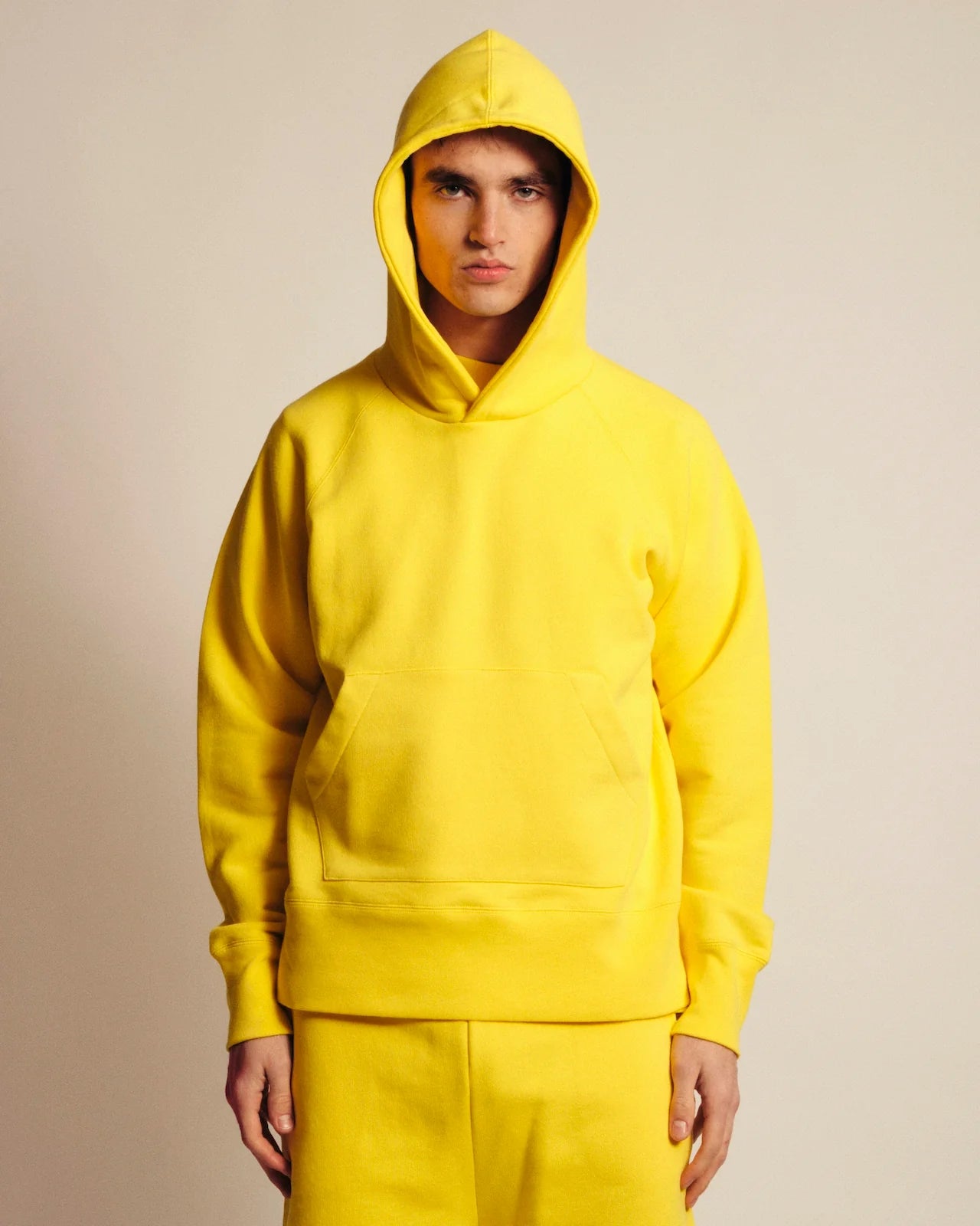 Le sweat à capuche - Jaune Vif